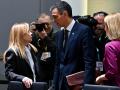 La primera ministra italiana, Giorgia Meloni (izq.), conversa con el presidente Pedro Sánchez durante la cumbre extraordinaria de la UE en Bruselas