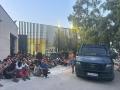 La Policía Nacional a las puertas del CETI con decenas de migrantes