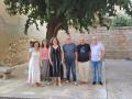 Imagen de los representantes de Acció Cultural del País Valencià con el vicepresidente de la Asociación de Municipio por la Independencia.