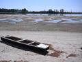 Lecho seco del río Danubio con la central eléctrica de Paks al fondo