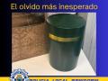 Imagen de la urna funeraria con cenizas olvidada en un supermercado.