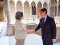 Imagen de la presidente de ACPV Anna Oliver saludando al presidente de la Generalitat de Cataluña Salvador Illa.