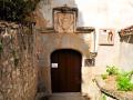 La puerta que da acceso a la cueva de Santo Domingo