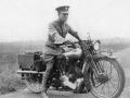 Thomas Edward Lawrence en una moto Brough Superior SS100