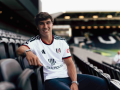 Gonzalo García posando como nuevo jugador del Fulham