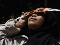 Una persona mirando un eclipse solar
