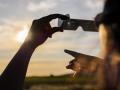Una persona se protege la vista ante una eclipse