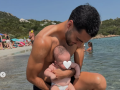 El futbolista Mikel Merino con su hijo Marco en la playa