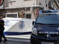Imagen de agentes de la Policía Nacional inspeccionando el bar en el que un hombre de 62 años ha acabado con la vida d eun joven de 20 años.