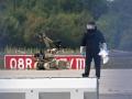 Un técnico forense trabaja junto a un robot desactivador de explosivos cerca de un avión de carga ucraniano en el aeropuerto de Leipzig-Halle, en Schkeuditz (este de Alemania)