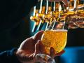 Un camarero tirando una cerveza