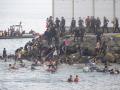 Las Fuerzas y Cuerpos de Seguridad del Estado, desbordados por la cantidad de personas que cruzaron el pasado jueves a Ceuta