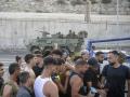 Varias personas llegan a España desde Marruecos, a 30 de julio de 2026, en Ceuta (España). Centenares de personas de origen magrebí han cruzado a lo largo del día de hoy de Ceuta desde Marruecos, a nado y por el espigón. En la última semana lo han hecho ya más de 2.000 migrantes.