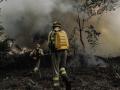 Bomberos forestales y unidades aéreas trabajan en la extinción de un incendio