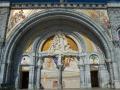 Parte de los mosaicos de la fachada del santuario de Nuestra Señora del Rosario de Lourdes