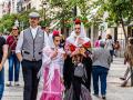 Una familia caminando por la calle, vestida con los trajes de chulapos típicos de Madrid