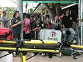 Padres y estudiantes fuera de la escuela en la que se ha producido el tiroteo en Tailandia, en la que han muerto siete personas