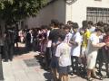 Menores se aglomeran a las puertas de la Comisaría de Ceuta para ser registrados, este viernes