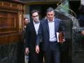 El presidente del Gobierno, Pedro Sánchez (d), y el vicepresidente primero y ministro de Economía, Comercio y Empresa, Carlos Cuerpo