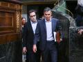 El presidente del Gobierno, Pedro Sánchez (d), y el vicepresidente primero y ministro de Economía, Comercio y Empresa, Carlos Cuerpo