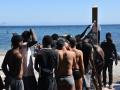 Varias personas se asean en las duchas públicas, en la playa del Trampolín, a 5 de agosto de 2026, en Ceuta