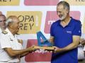 El Rey y el almirante Jaime Rodríguez Toubes sostienen el trofeo al segundo clasificado de su categoría