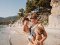 Una madre con sus dos hijos en la playa