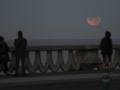 Imagen de archivo de personas observando un eclipse lunar