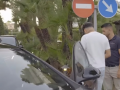 El aparcacoches de negro junto al dueño del coche de blanco