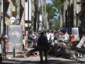 En la imagen se aprecian escombros en una calle tras el terremoto que sacudió Manizales, Colombia, el 10 de agosto de 2026