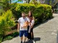 Jesús con su mujer e hija después del seísmo