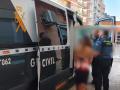 Agentes de la Guardia Civil con uno de los progenitores detenidos