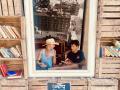 La autora, con uno de sus hijos, en una librería