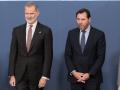 El Rey Felipe VI durante el acto de entrega del IX Premio Reino de España a la Trayectoria Empresarial, junto al ministro de Transportes, Óscar Puente