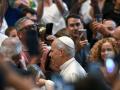 León XIV saluda a la multitud durante la audiencia general semanal en la basílica de San Pedro