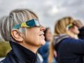 Una persona contemplando un eclipse solar