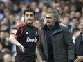El entrenador del Real Madrid, el portugués José Mourinho (d), y el portero del equipo, Iker Casillas, durante un partido contra la Real Sociedad en 2013