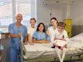 Imagen de Leo con la camiseta del Valencia CF junto a su familia en el hospital