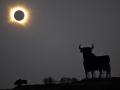 La corona solar resplandece mientras la Luna oculta totalmente el Sol durante la fase de totalidad del eclipse solar total, visto desde San Asensio, en la región de La Rioja.