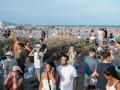 Imagen de personas disfrutando del eclipse solar en Castellón