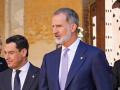 El Rey Felipe VI acompañado del presidente de la Junta de Andalucía, Juanma Moreno
