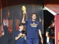 Rodri Hernández con la Copa del Mundo