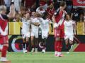 El centrocampista del Sevilla Jon Guridi (i) celebra su gol con sus compañeros