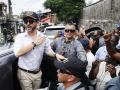 El presidente de Colombia, Abelardo de la Espriella (c), visitando una zona devastada por el terremoto