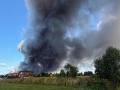Una columna de humo se eleva de una centro logístico en Podolsk, cerca de Moscú