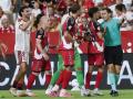 Los jugadores del Rayo protestan al árbitro De Burgos Bengoetxea (d) durante el partido de la primera jornada de LaLiga que Sevilla FC y Rayo Vallecano