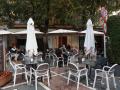 Una terraza de un bar en una plaza de Jerez.
