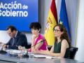 (La portavoz del Gobierno, Elma Saiz, y la ministra de Sanidad, Mónica García