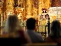 Devotos de la Virgen del Rocío rezan antes de su partida al pueblo de Almonte