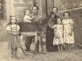 Familia con su burro. Años 30. Almendral de la Cañada (Toledo)
